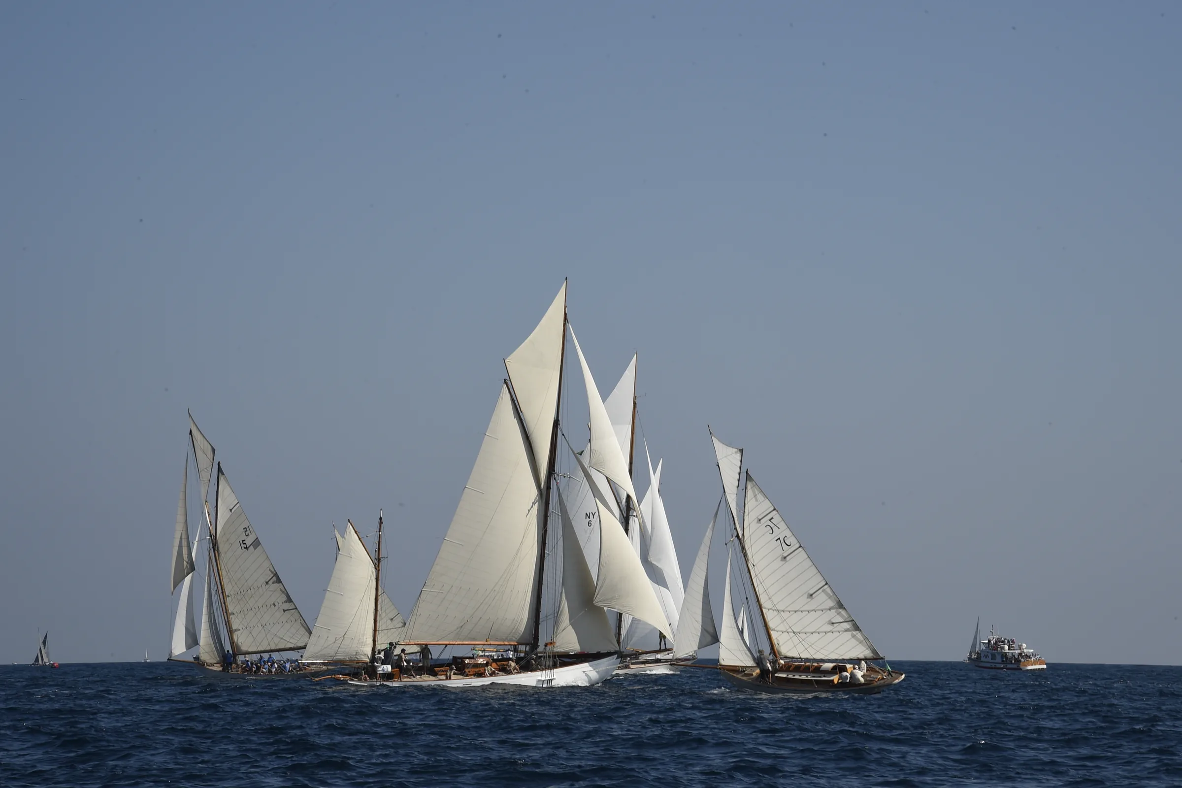 La flotte des voiliers classiques sous voiles dans le golfe de Saint-Tropez, gréements bois et toile écrue.