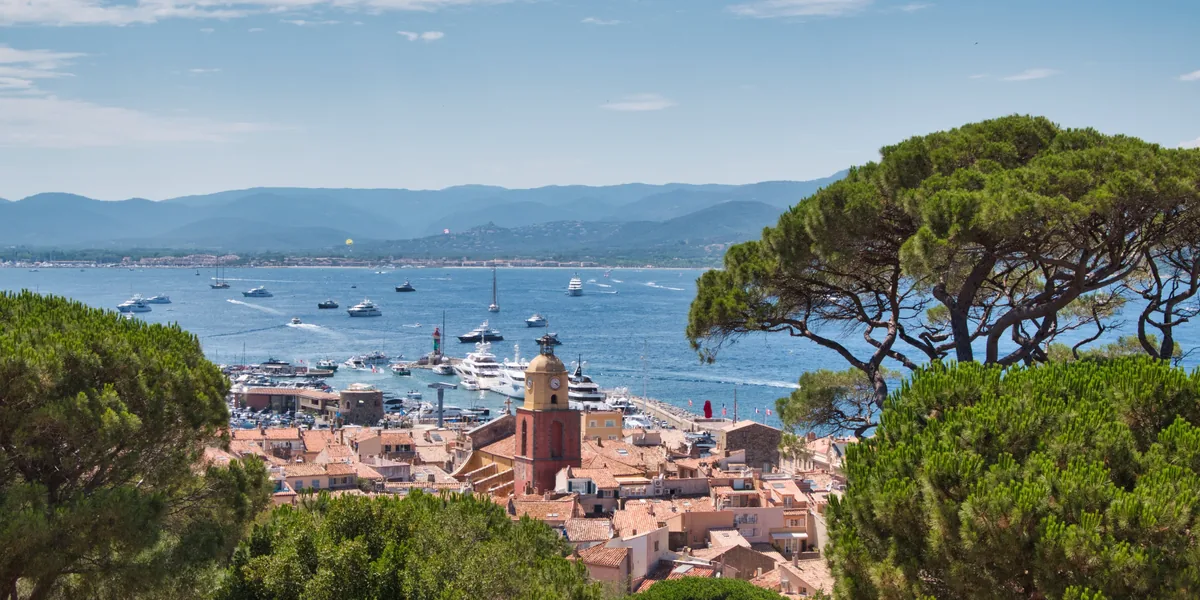 Le port et le clocher de Saint-Tropez vus depuis les hauteurs, la rade au mouillage.
