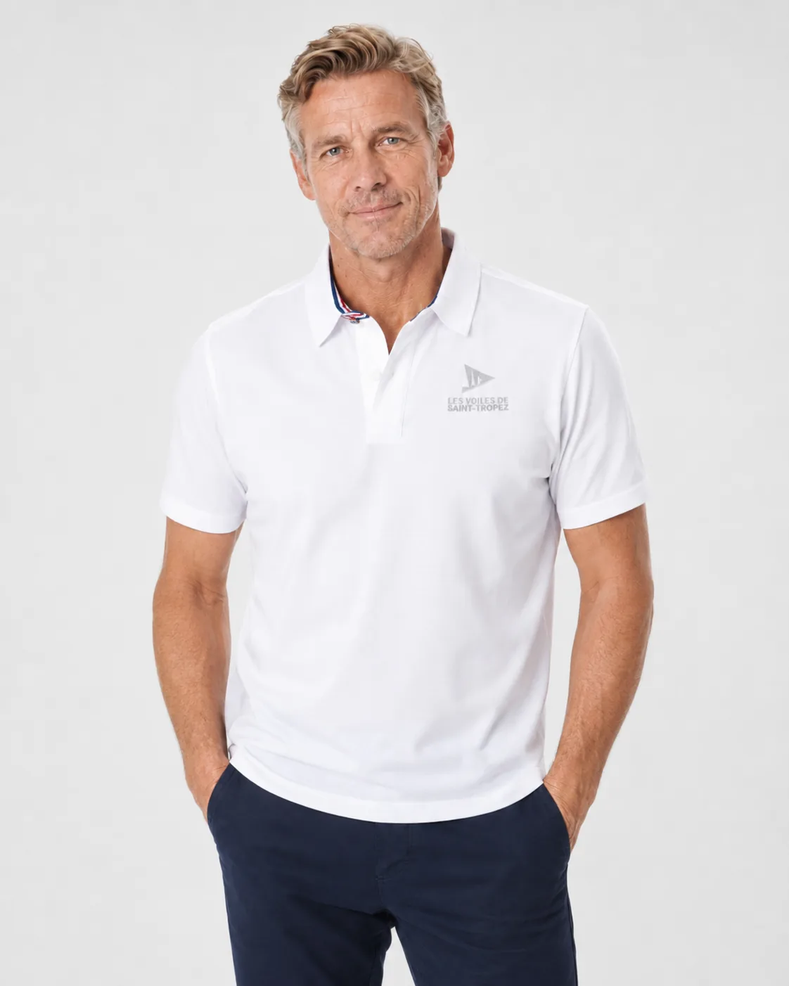 Polo Premium 26 blanc porté de face : logo ton sur ton sur la poitrine et col blanc sans contraste.
