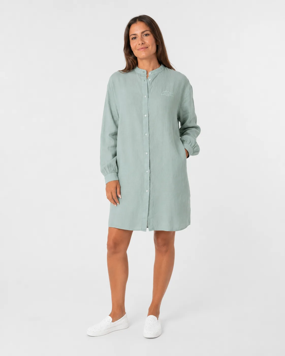 Robe 26 vert glacier portée de face : col mao et boutonnage sur toute la hauteur.