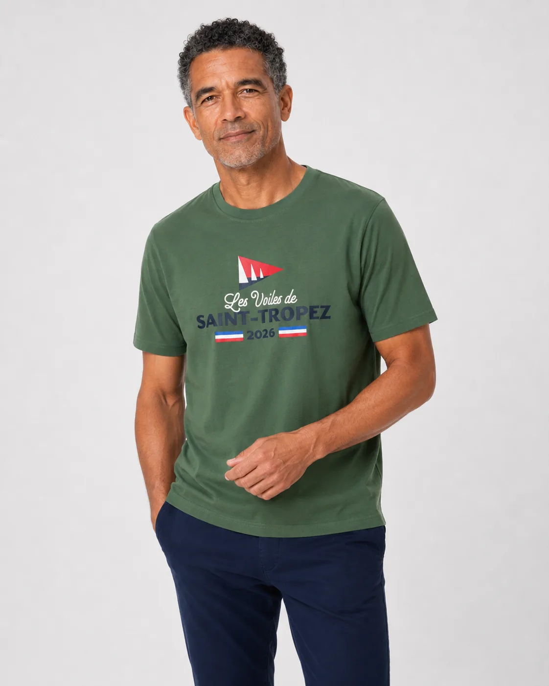 T-Shirt Signature 26 vert laurier porté de face : imprimé du fanion et de la mention Les Voiles de Saint-Tropez 2026 centré sur la poitrine.