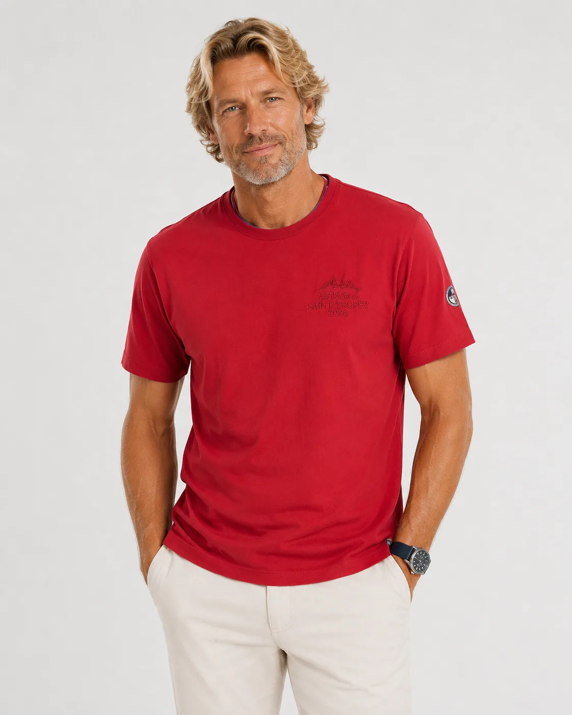 T-Shirt Voiles 26 rouge samba porté de face : broderie ton sur ton sur la poitrine et écusson North Sails à la manche.