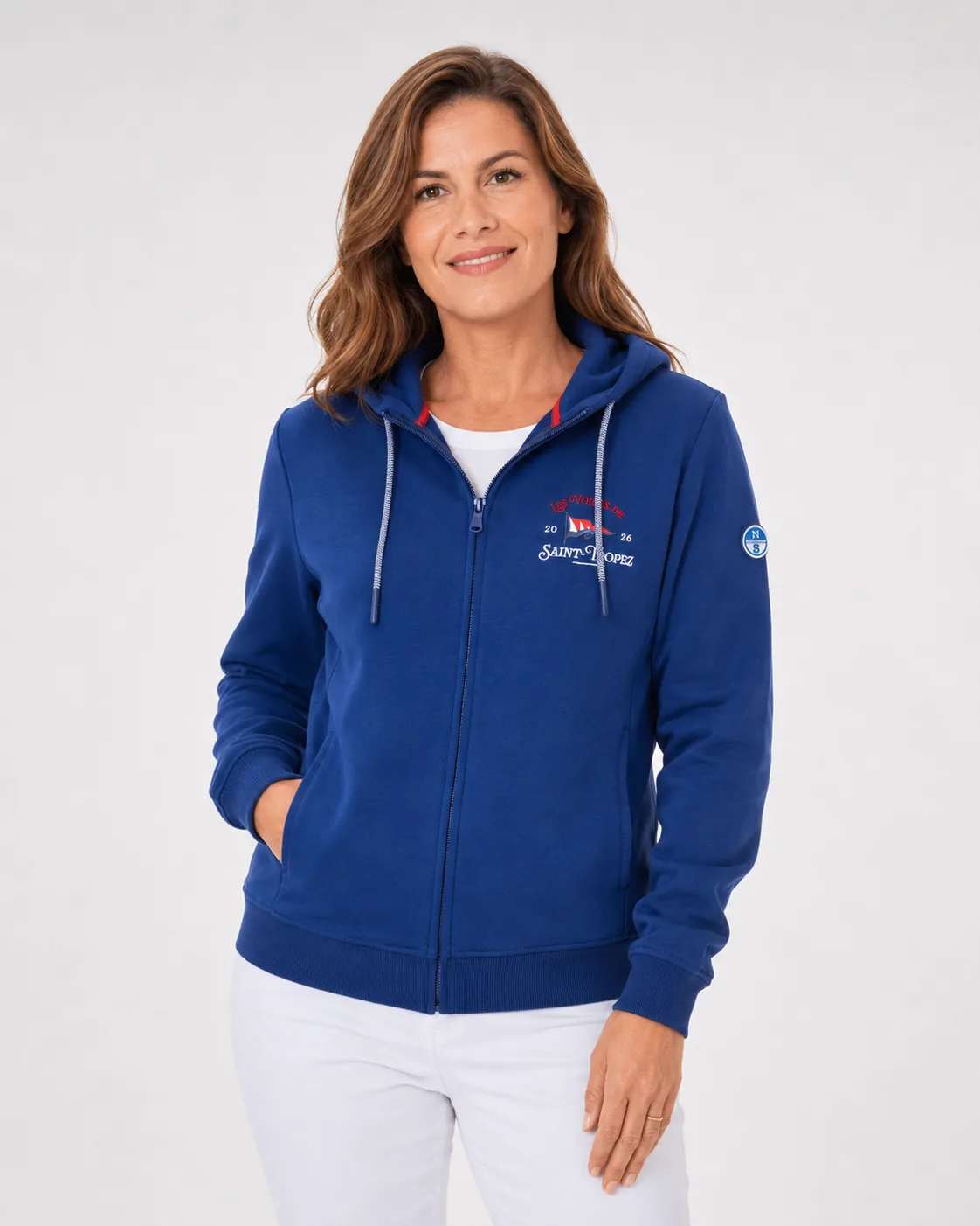 Veste Zippée Capuche 26 bleu nuit portée de face : capuche doublée de rouge et broderie Les Voiles de Saint-Tropez sur la poitrine.